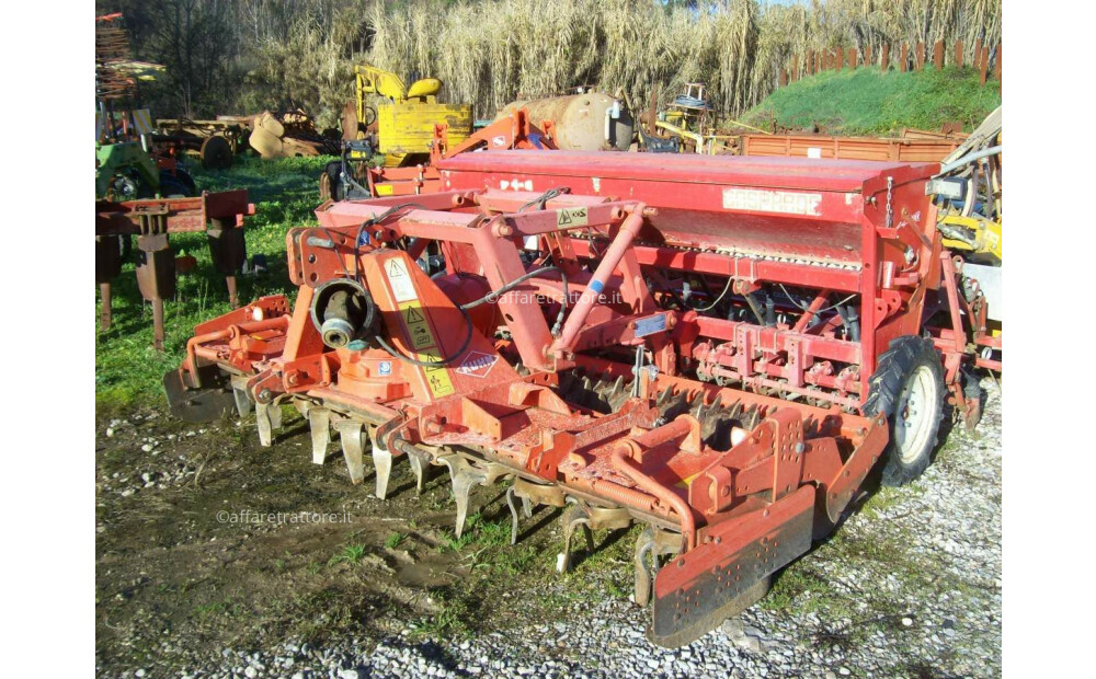 Gaspardo M 300 F23 + Kuhn HR 3003 D Usado - 2