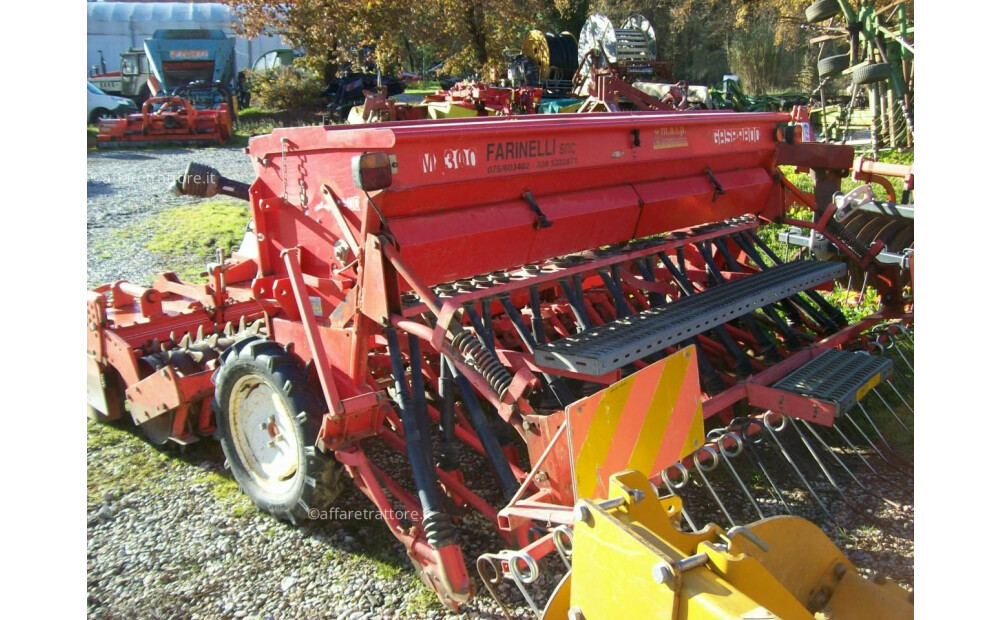 Gaspardo M 300 F23 + Kuhn HR 3003 D Usado - 3