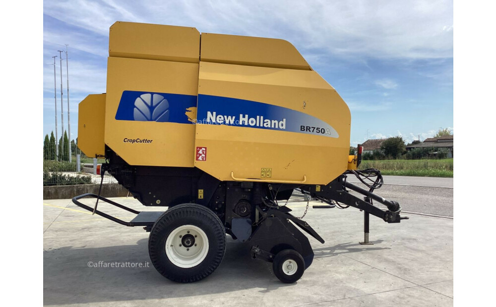 New Holland BR750 Usado - 8